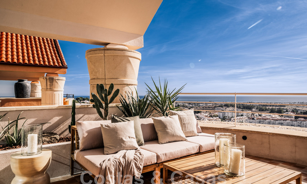 Impressionnant penthouse rénové à vendre avec vue panoramique sur le golf et la mer au cœur de Nueva Andalucia, Marbella 61804