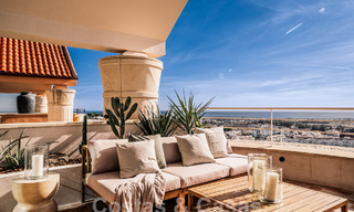 Impressionnant penthouse rénové à vendre avec vue panoramique sur le golf et la mer au cœur de Nueva Andalucia, Marbella 61804 