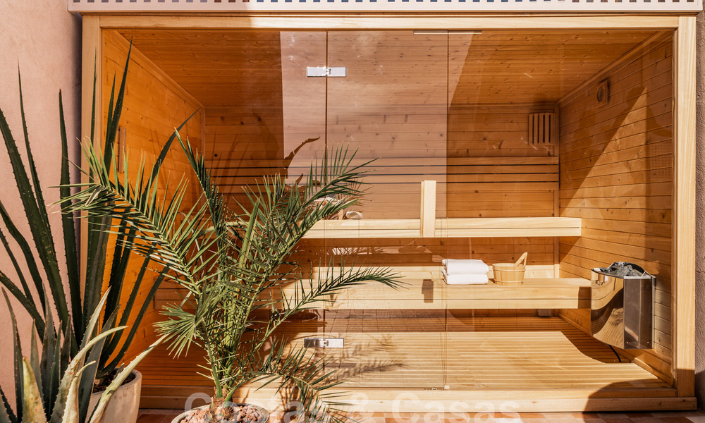 Impressionnant penthouse rénové à vendre avec vue panoramique sur le golf et la mer au cœur de Nueva Andalucia, Marbella 61805