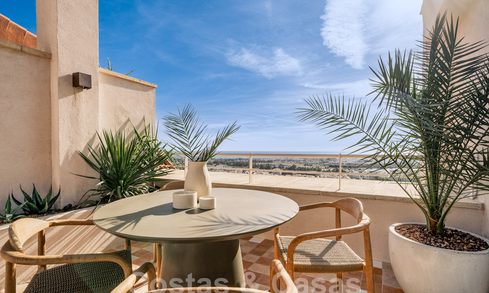 Impressionnant penthouse rénové à vendre avec vue panoramique sur le golf et la mer au cœur de Nueva Andalucia, Marbella 61806