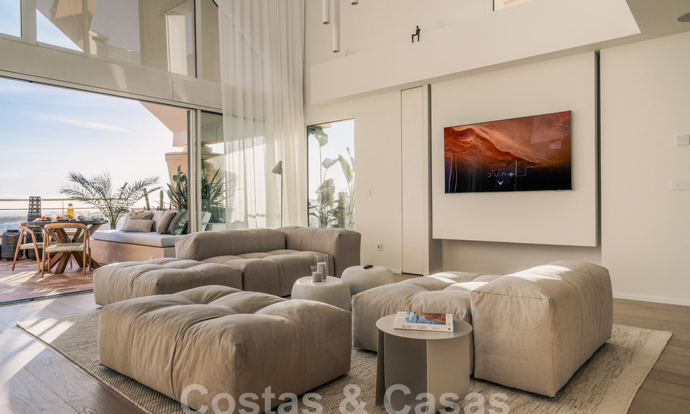 Impressionnant penthouse rénové à vendre avec vue panoramique sur le golf et la mer au cœur de Nueva Andalucia, Marbella 61807