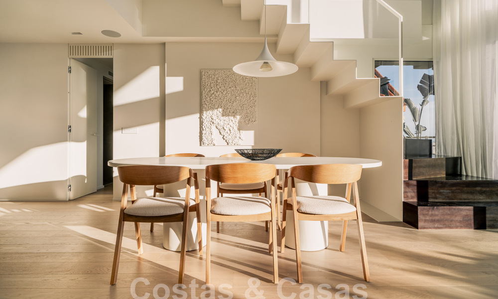 Impressionnant penthouse rénové à vendre avec vue panoramique sur le golf et la mer au cœur de Nueva Andalucia, Marbella 61808