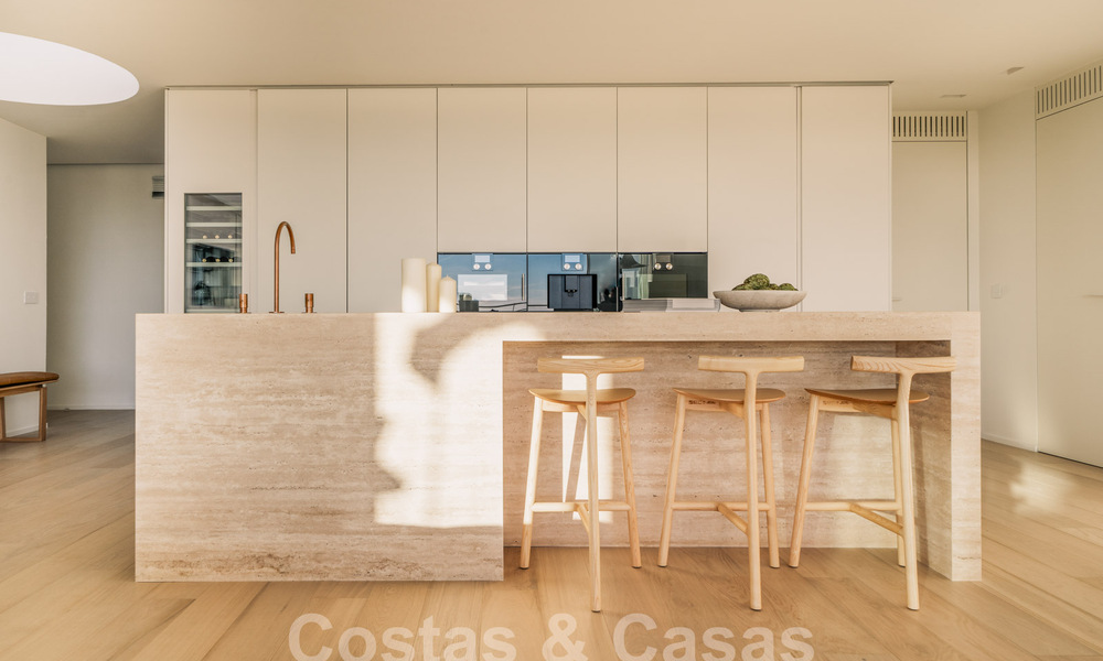 Impressionnant penthouse rénové à vendre avec vue panoramique sur le golf et la mer au cœur de Nueva Andalucia, Marbella 61809