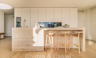 Impressionnant penthouse rénové à vendre avec vue panoramique sur le golf et la mer au cœur de Nueva Andalucia, Marbella 61809 