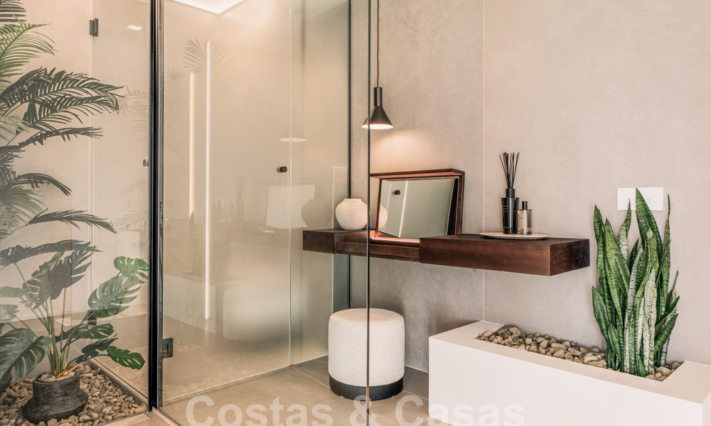 Impressionnant penthouse rénové à vendre avec vue panoramique sur le golf et la mer au cœur de Nueva Andalucia, Marbella 61812