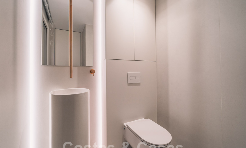 Impressionnant penthouse rénové à vendre avec vue panoramique sur le golf et la mer au cœur de Nueva Andalucia, Marbella 61815