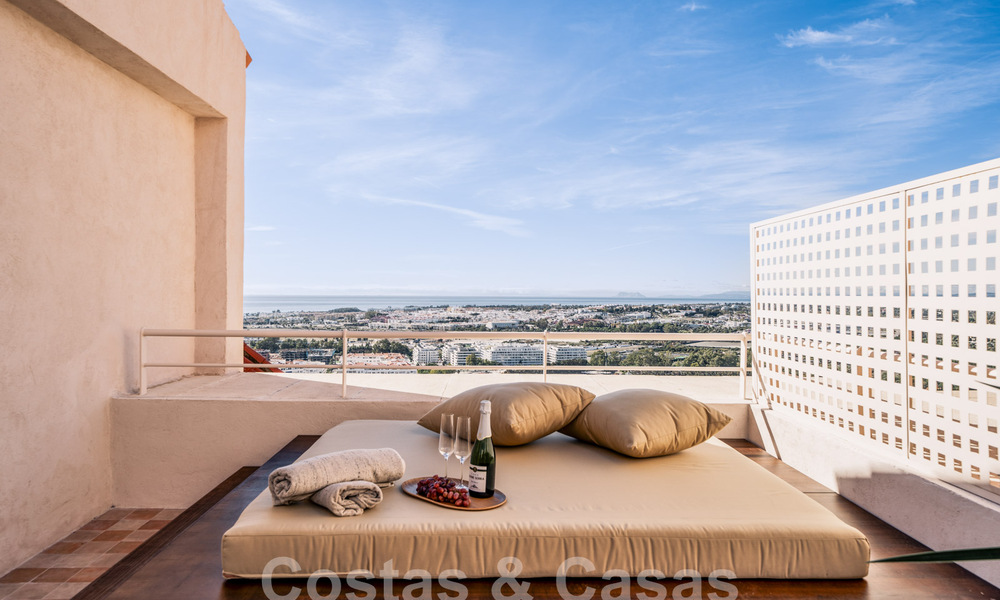 Impressionnant penthouse rénové à vendre avec vue panoramique sur le golf et la mer au cœur de Nueva Andalucia, Marbella 61820