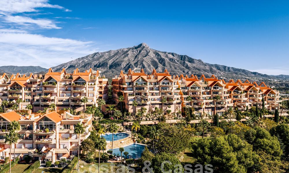 Impressionnant penthouse rénové à vendre avec vue panoramique sur le golf et la mer au cœur de Nueva Andalucia, Marbella 61821