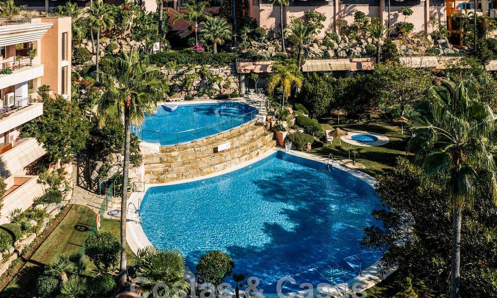 Impressionnant penthouse rénové à vendre avec vue panoramique sur le golf et la mer au cœur de Nueva Andalucia, Marbella 61822