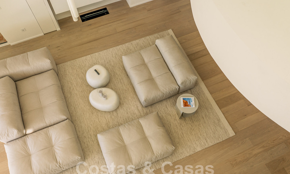 Impressionnant penthouse rénové à vendre avec vue panoramique sur le golf et la mer au cœur de Nueva Andalucia, Marbella 61823