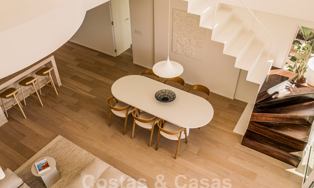 Impressionnant penthouse rénové à vendre avec vue panoramique sur le golf et la mer au cœur de Nueva Andalucia, Marbella 61824