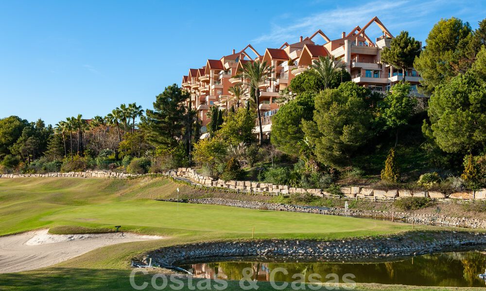 Impressionnant penthouse rénové à vendre avec vue panoramique sur le golf et la mer au cœur de Nueva Andalucia, Marbella 61840