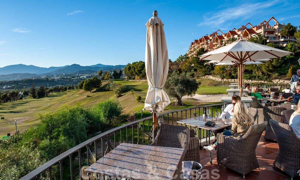 Impressionnant penthouse rénové à vendre avec vue panoramique sur le golf et la mer au cœur de Nueva Andalucia, Marbella 61843