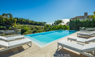 Villa de luxe sophistiquée au design moderne à vendre à distance de marche du terrain de golf à Nueva Andalucia, Marbella 61348 