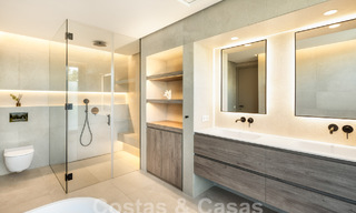 Villa de luxe sophistiquée au design moderne à vendre à distance de marche du terrain de golf à Nueva Andalucia, Marbella 61355 