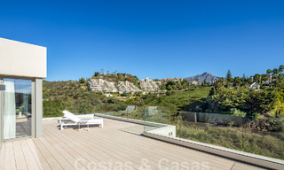 Villa de luxe sophistiquée au design moderne à vendre à distance de marche du terrain de golf à Nueva Andalucia, Marbella 61357 