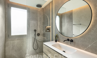 Villa de luxe sophistiquée au design moderne à vendre à distance de marche du terrain de golf à Nueva Andalucia, Marbella 61358 