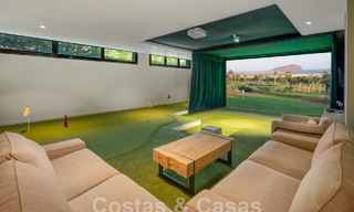 Villa de luxe sophistiquée au design moderne à vendre à distance de marche du terrain de golf à Nueva Andalucia, Marbella 61360 