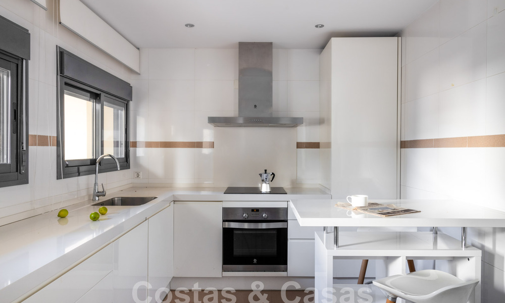 Penthouse près de la plage avec 3 chambres et vue panoramique sur la mer à vendre sur le New Golden Mile entre Marbella et Estepona 61376