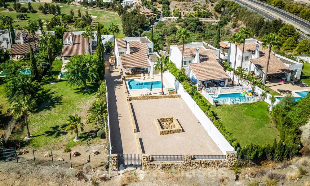 Charmante maison familiale à vendre avec vue sur le golf et les montagnes à Benahavis – Marbella 62078