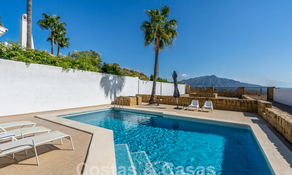 Charmante maison familiale à vendre avec vue sur le golf et les montagnes à Benahavis – Marbella 62110