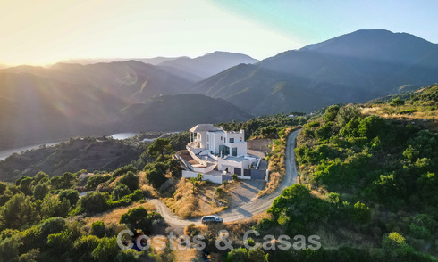 Villa moderne à terminer à vendre entourée de vues à 360º sur les montagnes, le lac et la mer, près de Marbella 61930
