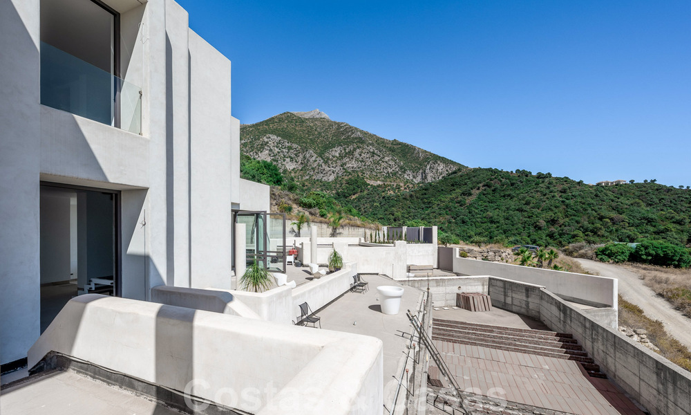 Villa moderne à terminer à vendre entourée de vues à 360º sur les montagnes, le lac et la mer, près de Marbella 61934