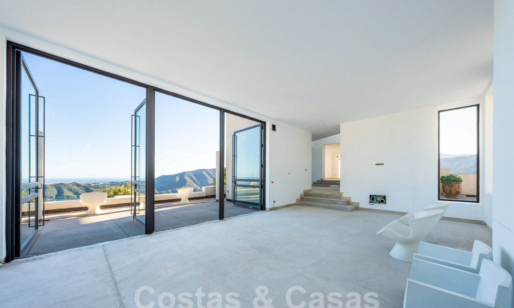Villa moderne à terminer à vendre entourée de vues à 360º sur les montagnes, le lac et la mer, près de Marbella 61938