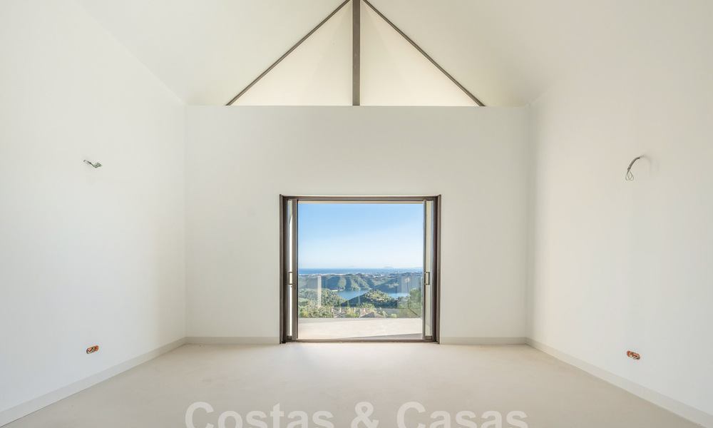 Villa moderne à terminer à vendre entourée de vues à 360º sur les montagnes, le lac et la mer, près de Marbella 61943