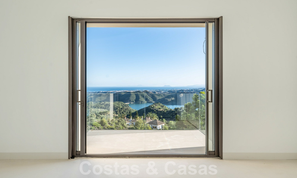 Villa moderne à terminer à vendre entourée de vues à 360º sur les montagnes, le lac et la mer, près de Marbella 61944