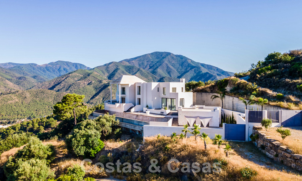Villa moderne à terminer à vendre entourée de vues à 360º sur les montagnes, le lac et la mer, près de Marbella 61948