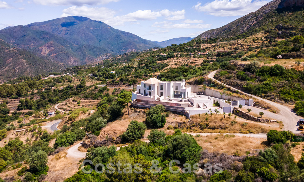 Villa moderne à terminer à vendre entourée de vues à 360º sur les montagnes, le lac et la mer, près de Marbella 61950