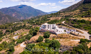 Villa moderne à terminer à vendre entourée de vues à 360º sur les montagnes, le lac et la mer, près de Marbella 61950 