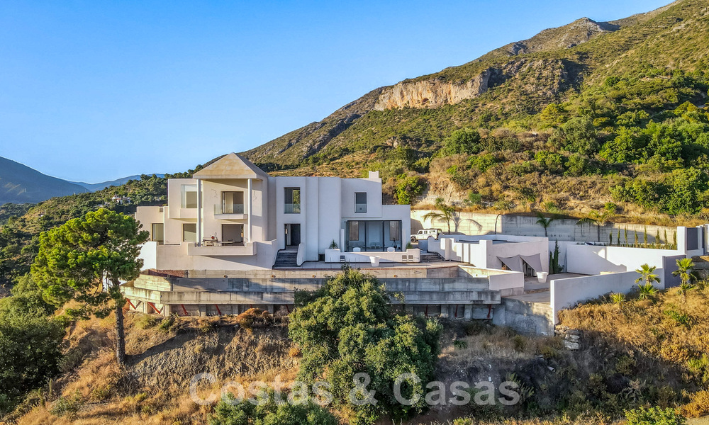 Villa moderne à terminer à vendre entourée de vues à 360º sur les montagnes, le lac et la mer, près de Marbella 61951