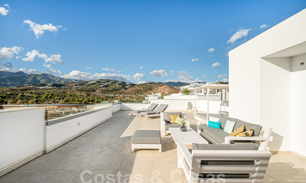 Prêt à emménager! Penthouse moderne et luxueux à vendre sur le terrain de golf, avec vue sur la mer et le golf, East Marbella 62258