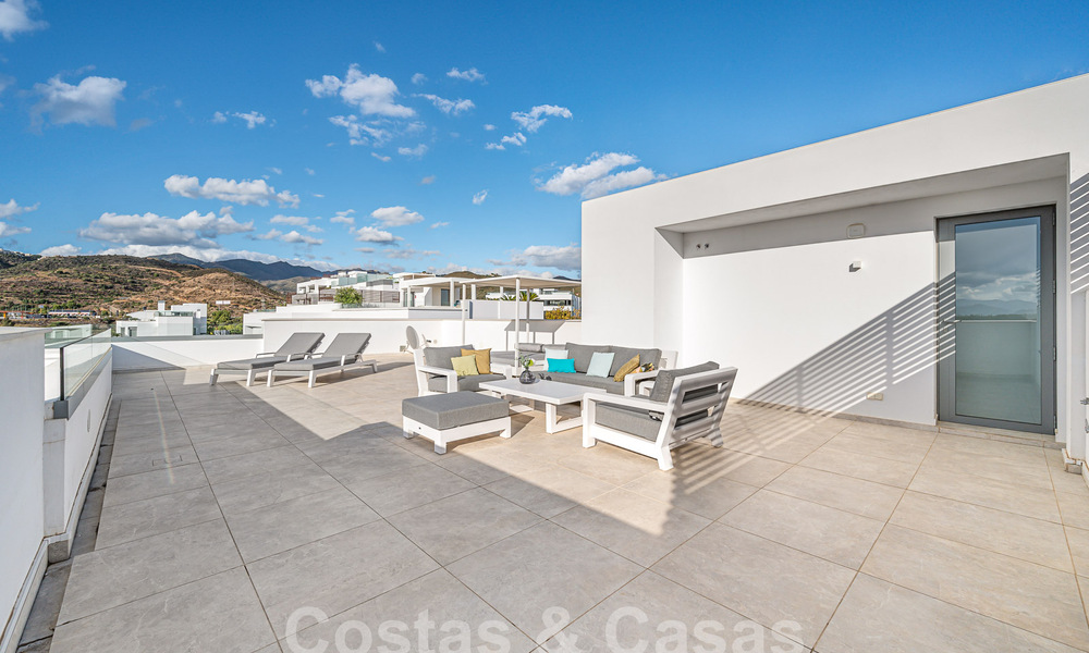 Prêt à emménager! Penthouse moderne et luxueux à vendre sur le terrain de golf, avec vue sur la mer et le golf, East Marbella 62259
