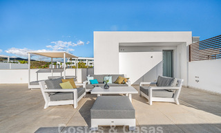 Prêt à emménager! Penthouse moderne et luxueux à vendre sur le terrain de golf, avec vue sur la mer et le golf, East Marbella 62260 