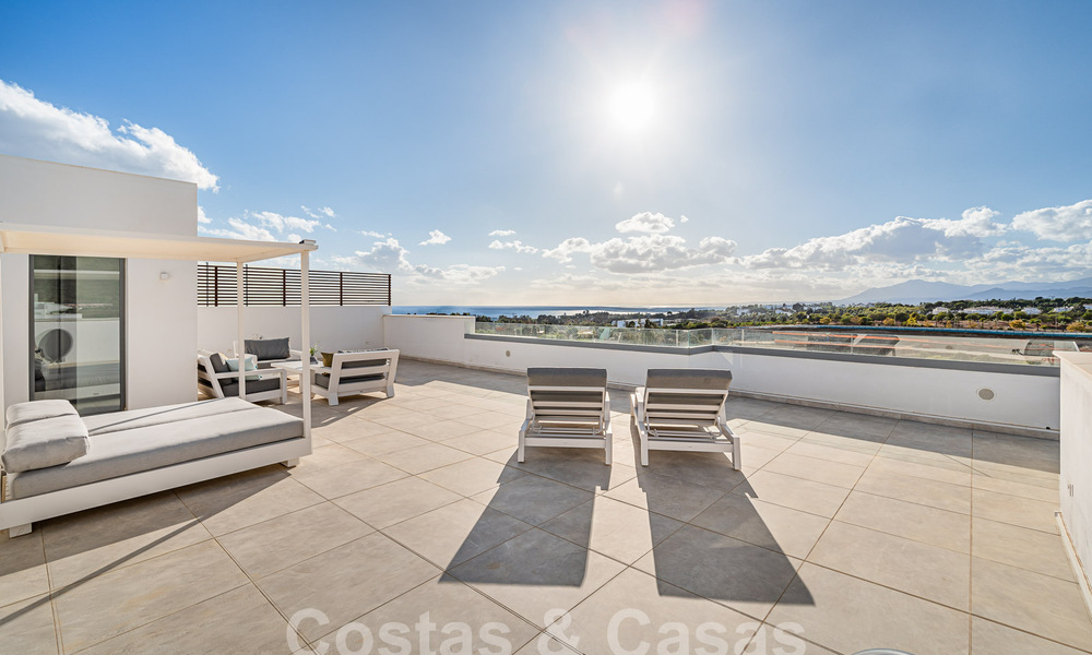 Prêt à emménager! Penthouse moderne et luxueux à vendre sur le terrain de golf, avec vue sur la mer et le golf, East Marbella 62261