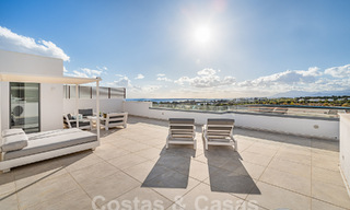 Prêt à emménager! Penthouse moderne et luxueux à vendre sur le terrain de golf, avec vue sur la mer et le golf, East Marbella 62261 