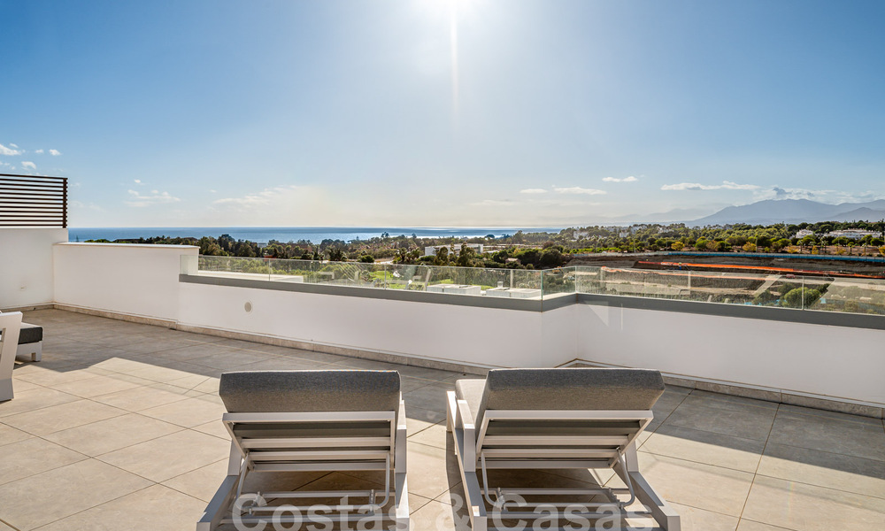 Prêt à emménager! Penthouse moderne et luxueux à vendre sur le terrain de golf, avec vue sur la mer et le golf, East Marbella 62262