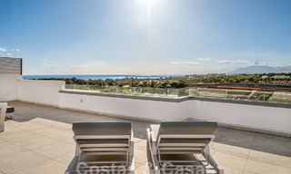 Prêt à emménager! Penthouse moderne et luxueux à vendre sur le terrain de golf, avec vue sur la mer et le golf, East Marbella 62262 