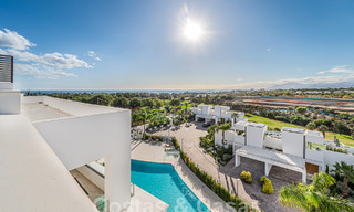 Prêt à emménager! Penthouse moderne et luxueux à vendre sur le terrain de golf, avec vue sur la mer et le golf, East Marbella 62264 