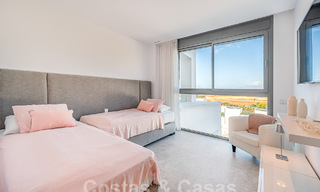 Prêt à emménager! Penthouse moderne et luxueux à vendre sur le terrain de golf, avec vue sur la mer et le golf, East Marbella 62266 