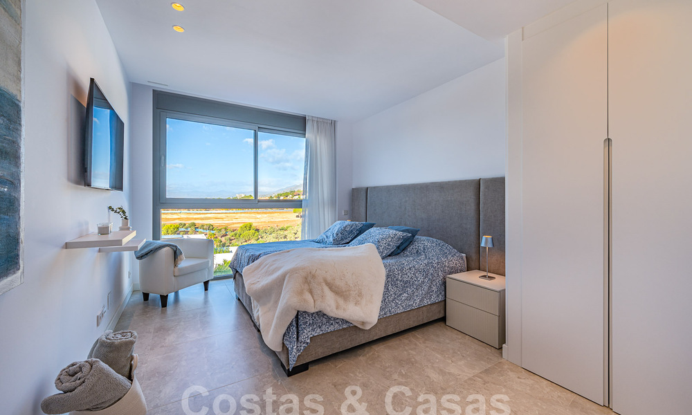 Prêt à emménager! Penthouse moderne et luxueux à vendre sur le terrain de golf, avec vue sur la mer et le golf, East Marbella 62268