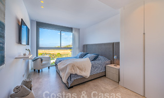 Prêt à emménager! Penthouse moderne et luxueux à vendre sur le terrain de golf, avec vue sur la mer et le golf, East Marbella 62268 