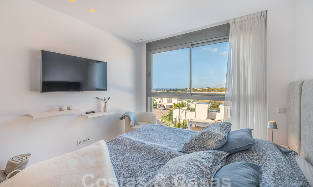 Prêt à emménager! Penthouse moderne et luxueux à vendre sur le terrain de golf, avec vue sur la mer et le golf, East Marbella 62269
