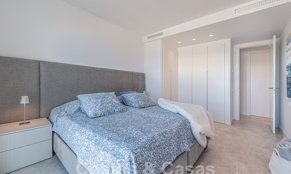 Prêt à emménager! Penthouse moderne et luxueux à vendre sur le terrain de golf, avec vue sur la mer et le golf, East Marbella 62270