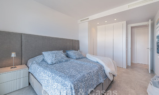 Prêt à emménager! Penthouse moderne et luxueux à vendre sur le terrain de golf, avec vue sur la mer et le golf, East Marbella 62270 