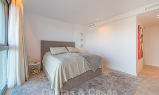 Prêt à emménager! Penthouse moderne et luxueux à vendre sur le terrain de golf, avec vue sur la mer et le golf, East Marbella 62273 