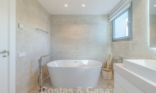 Prêt à emménager! Penthouse moderne et luxueux à vendre sur le terrain de golf, avec vue sur la mer et le golf, East Marbella 62275 